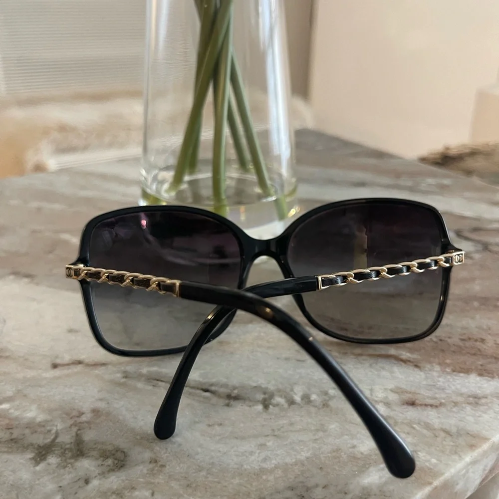 Women's Black Oversized Sunglasses - Classic Shade - Picture 5 of 8